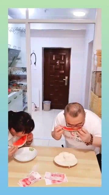 夫妻两个人吃瓜视频大全,瓜视频大全甜蜜回顾