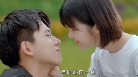 夫妇吃瓜青梅竹马视频,夫妇甜蜜吃瓜瞬间，甜蜜瞬间定格