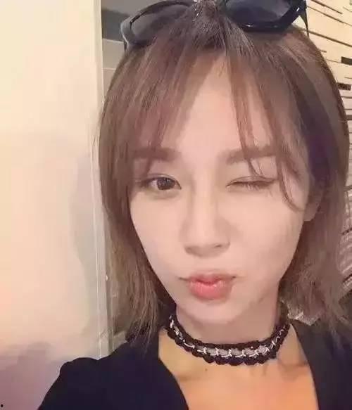 短发女孩吃瓜自拍视频,萌态十足引网友热议