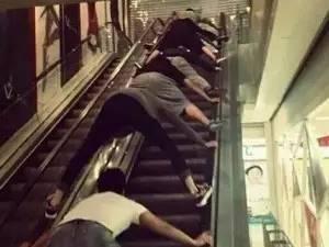 电梯吃瓜是假视频