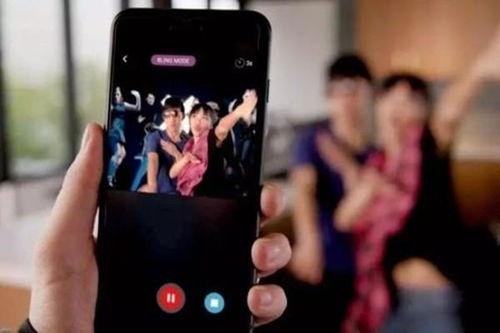 女孩吃瓜变猴子视频播放,女孩吃瓜视频走红网络