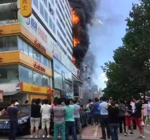 烟台楼顶吃瓜事件视频,烟台高空现象引发网友热议