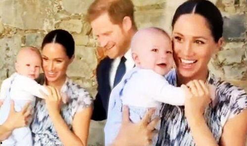 吃瓜吐舌头的视频,网友直呼太可爱！