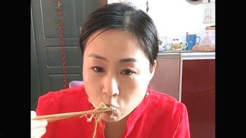 东北小黑姐吃瓜视频大全,趣味横生的东北方言美食盛宴