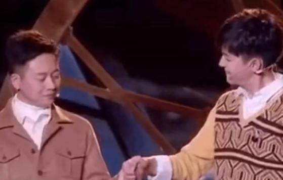 大爷吃瓜翻车事件视频,意外成为网络笑柄