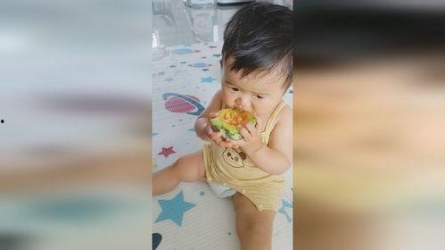 宝宝第一次吃瓜视频,萌态十足，甜蜜瞬间记录