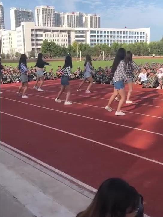 军训服跳舞女生视频吃瓜,女生视频引网友热议
