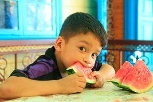 城市吃瓜小孩视频,捕捉童真瞬间