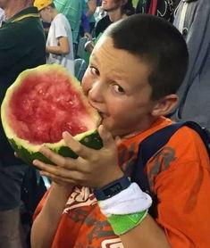 男孩摔西瓜吃瓜视频大全,萌态百出视频大全