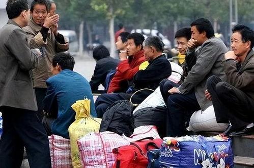 农民工38度吃瓜视频,农民工吃瓜坚守岗位，汗水与坚持交织的感人瞬间