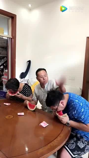 爸妈教孩子吃瓜视频大全,趣味互动视频大盘点