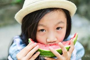 小女孩吃瓜调皮视频,小女孩调皮吃瓜萌态十足