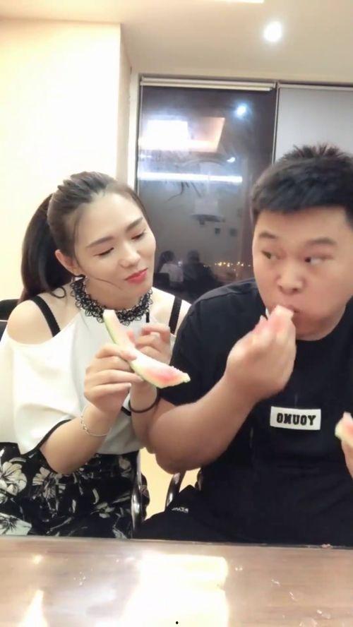 和老婆比赛吃瓜视频大全,吃瓜大赛视频大全，笑料横生！