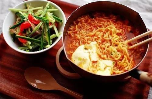 吃瓜现场吃泡面视频,吃瓜现场见证美食与娱乐的完美融合